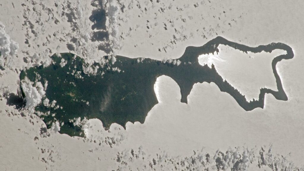 Rare sunlight trick transforms Pacific island into a giant silver ‘magnifying glass’ — Earth from space Rare sunlight trick transforms Pacific island into a giant silver ‘magnifying glass’ — Earth from space