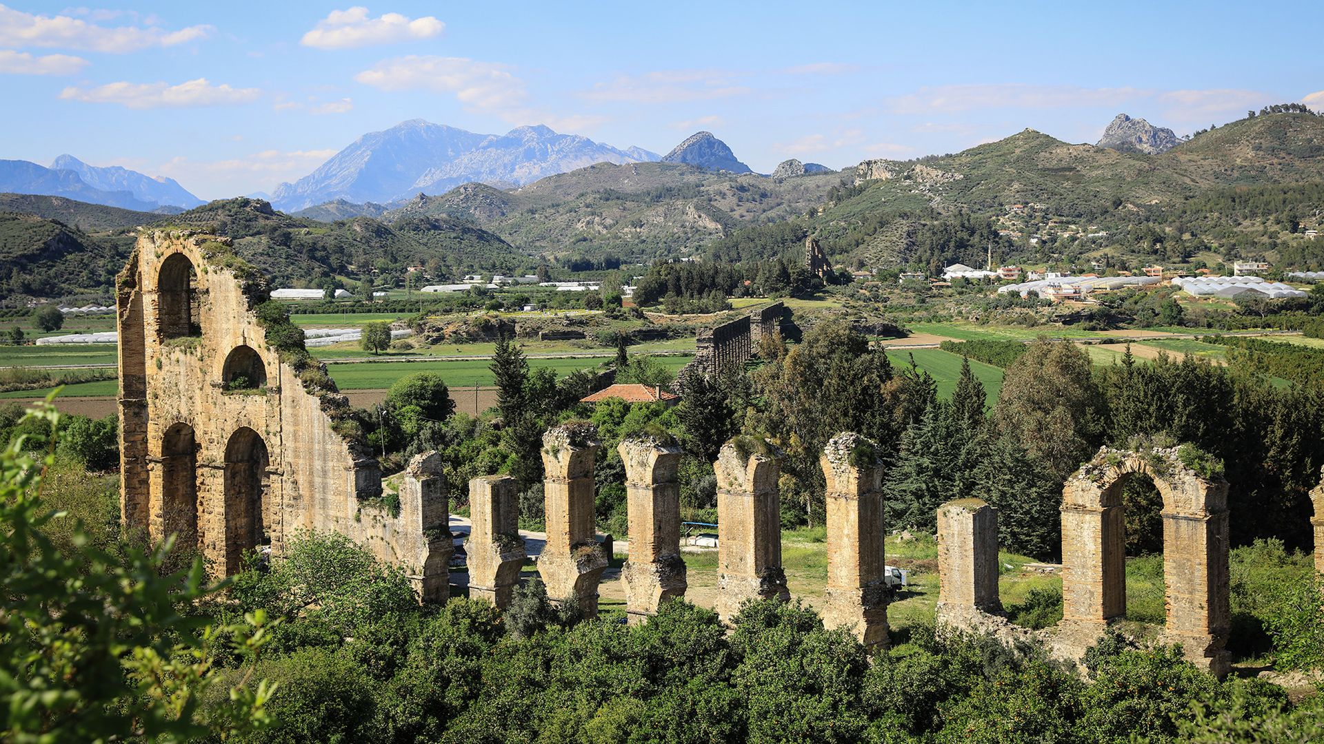 How did Roman aqueducts get water to go uphill? How did Roman aqueducts get water to go uphill?